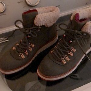 Tommy Hilfiger boot size 7
